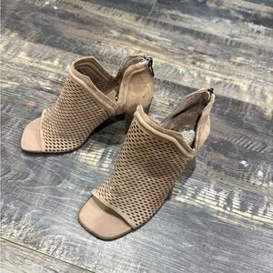 VINCE CAMUTO Stylish Tan Peep-Toe Ankle Boots